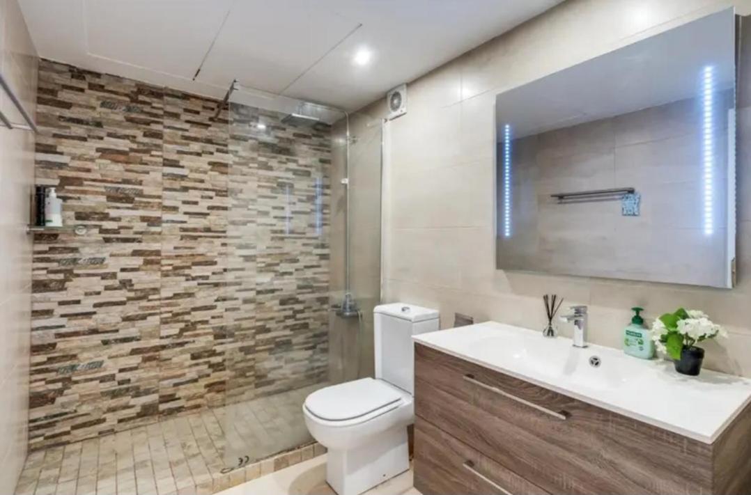 Bedroom, With A Share Bathroom In A Bed And Breakfast Place Malaga Luaran gambar
